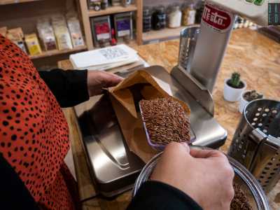 ...vengono raccolti in sacchetti di carta e misurati sulla bilancia